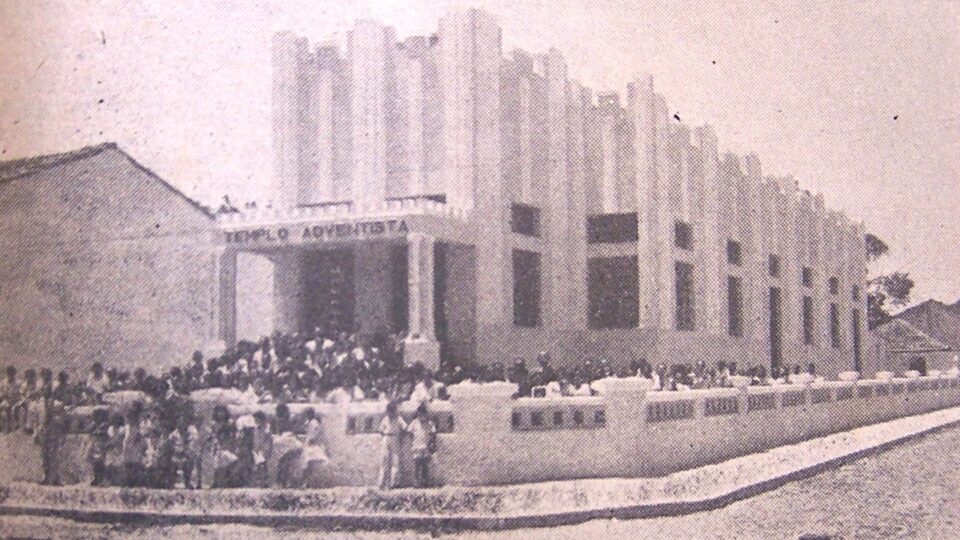 Templo adventista central de Fortaleza, na década de 1940, com os membros à frente. (Foto: Shutterstock)